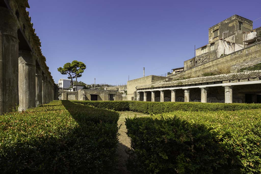 II.2 Herculaneum. August 2021. Looking south-west across peristyle, from north portico. Photo courtesy of Robert Hanson